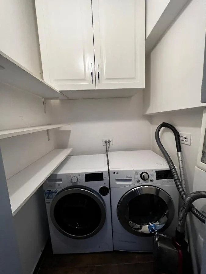 טיראנה Comfort Inn Apartment 0*,  אלבניה